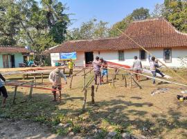 Warga RT 21 Padukuhan Bandung Gotong Royong Buat Tiang Bendera Sambut HUT Ke-81 RI